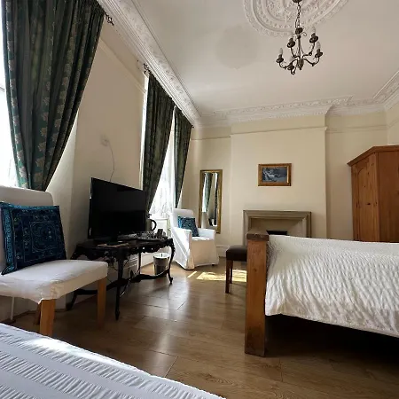 Bed & Breakfast Manor *